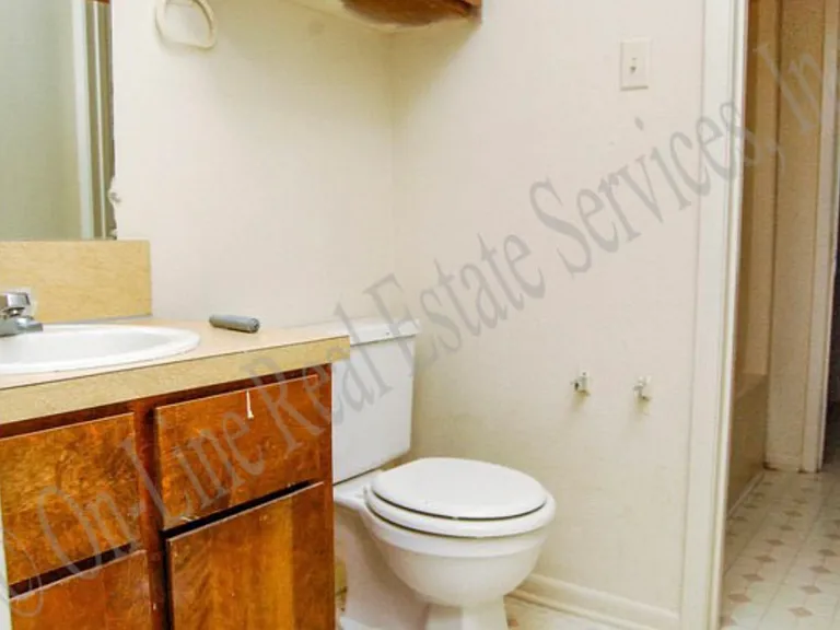 704 Wellesley Ct #D — Photo 6