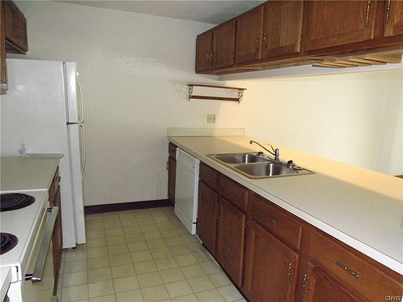 4th image of 7443 Coachlight Ln