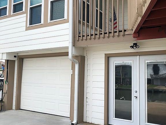 4th image of 215 Barracuda St