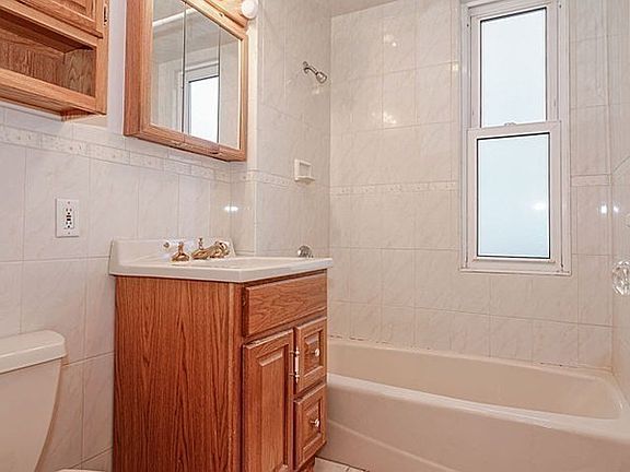 4th image of 24-26 Burnside Ave #24