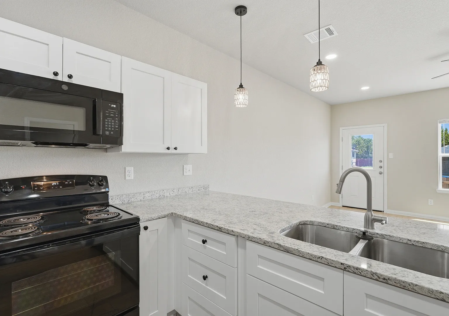 3 bed, 2.5 bath, 1456 sqft, $1,349 — Photo 3