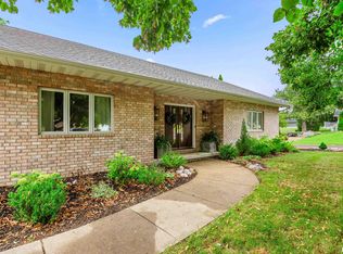 8 Prestwick Dr, Pekin, IL 61554