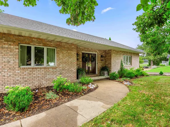 8 Prestwick Dr, Pekin, IL 61554