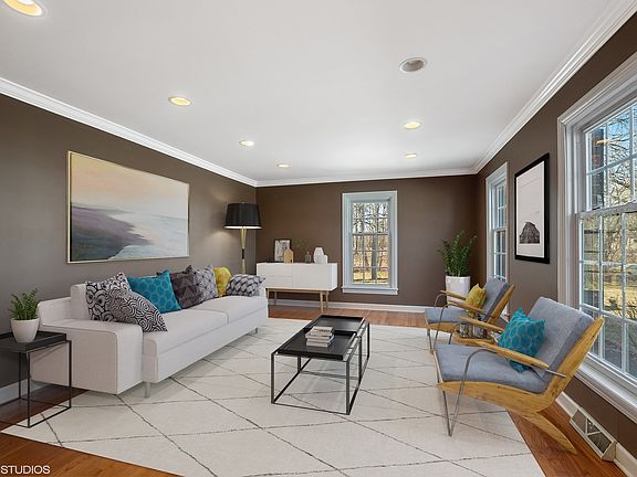 3rd image of 350 Versailles Dr