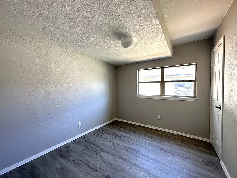87 Paris Dr — Photo 8