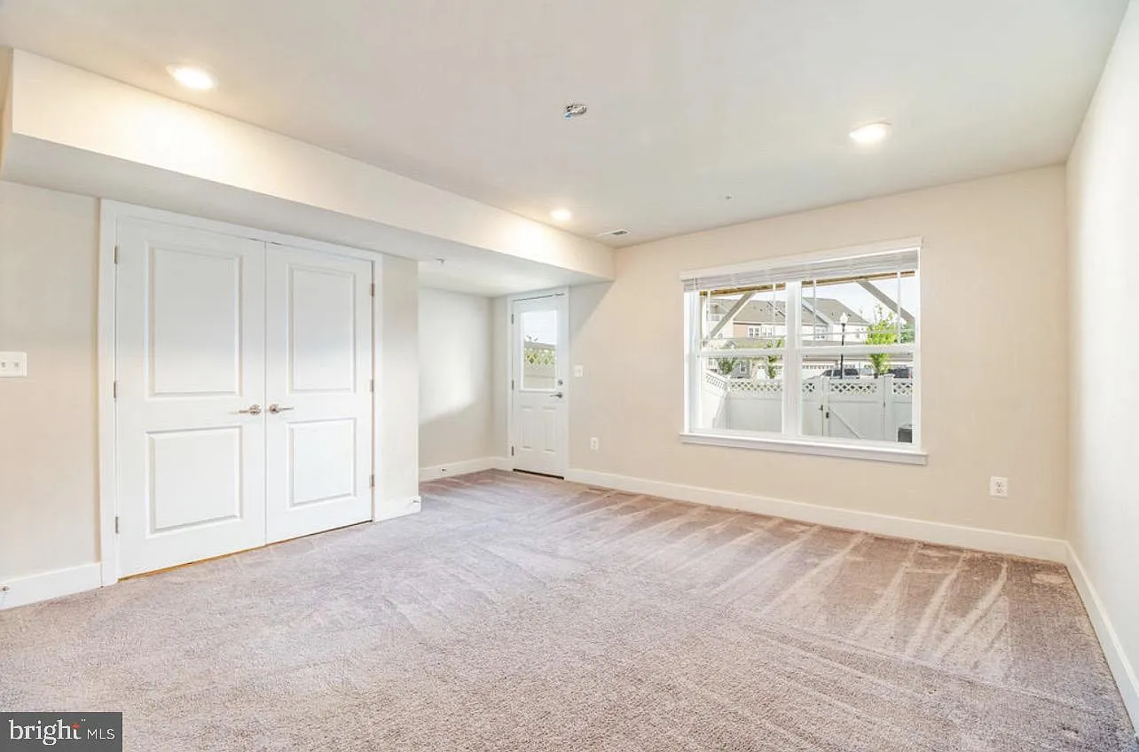 3 bed, 5.0 bath, 2496 sqft, $3,400 — Photo 4