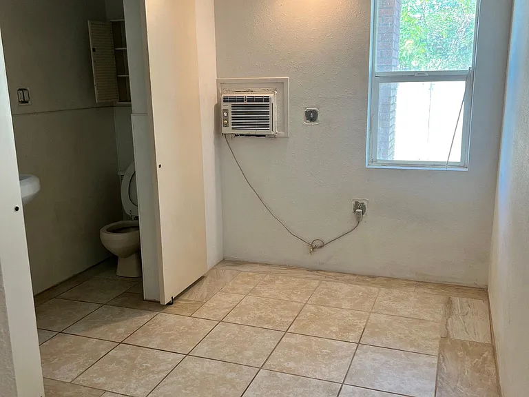204-206 N Sunshine Blvd #8 — Photo 5