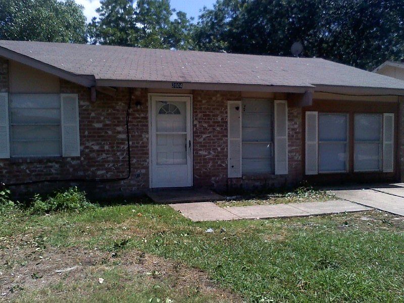 1st image of 2004 Williamsburg Dr