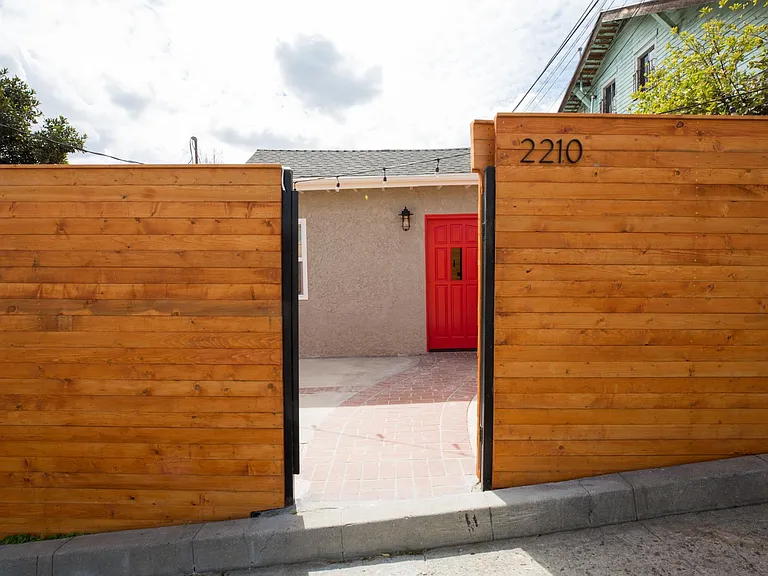 2210 Clinton St — Photo 5