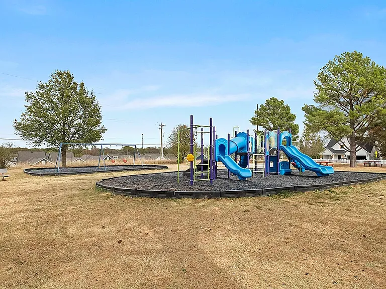 1501 NE Dysart Woods Ln — Photo 25