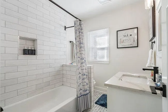 E 17th Pl S — Photo 25