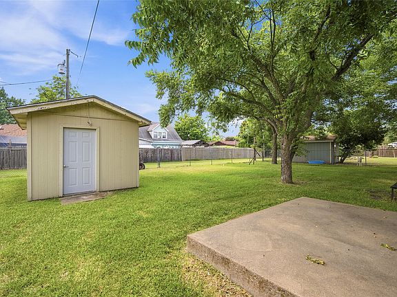 3rd image of 504 E Roosevelt Ave