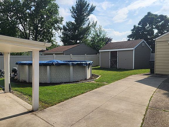 4th image of 9070 Cambridge Dr
