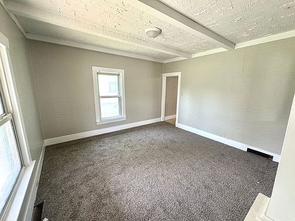 4th image of 709 S Pacific St