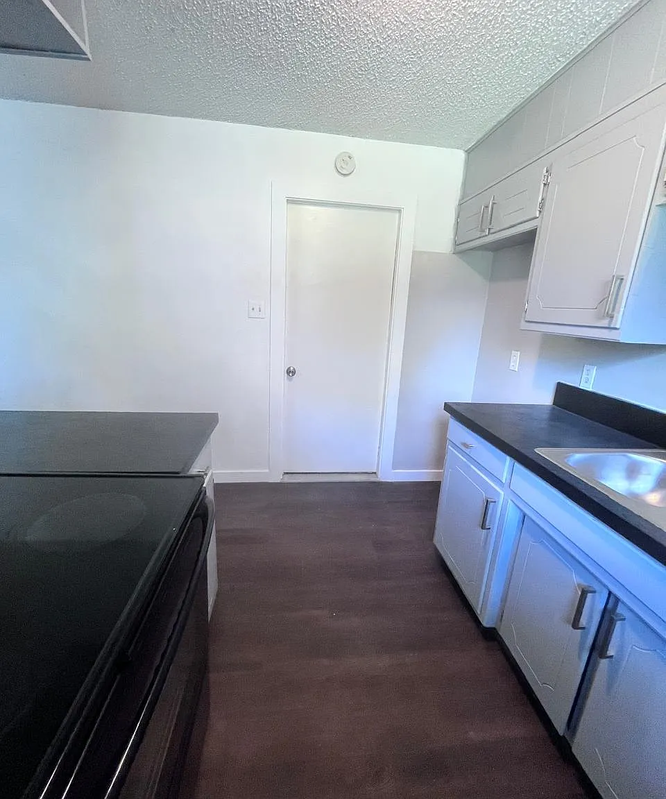 3 bed, 1180 sqft, $2,000 — Photo 3
