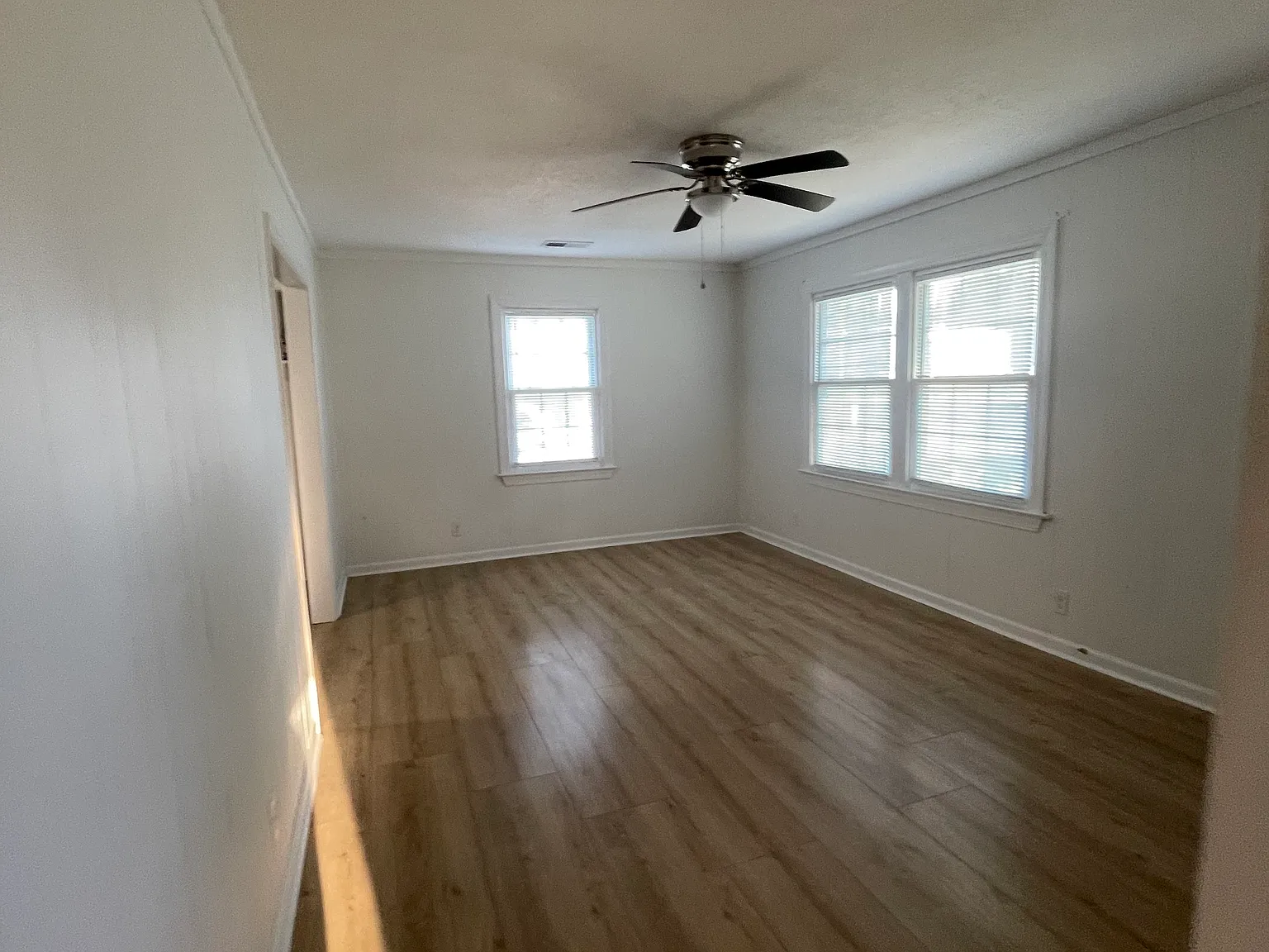 3 bed, 888 sqft, $1,200 — Photo 3
