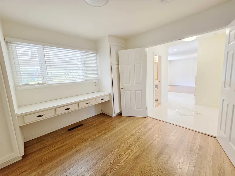105 Dover Ct — Photo 2