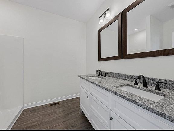 3rd image of 3016 Laredo Dr