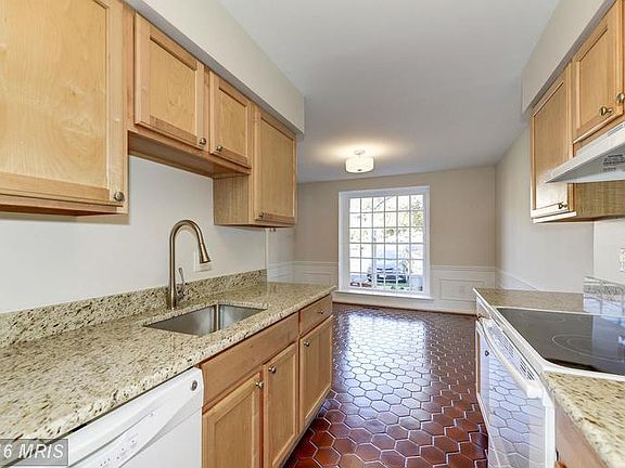 3rd image of 4556 Airlie Way
