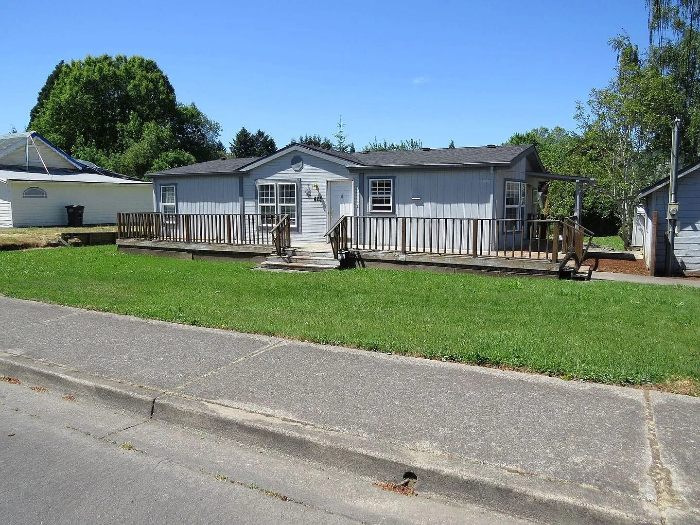 423 NW Freeman Ave photo 1