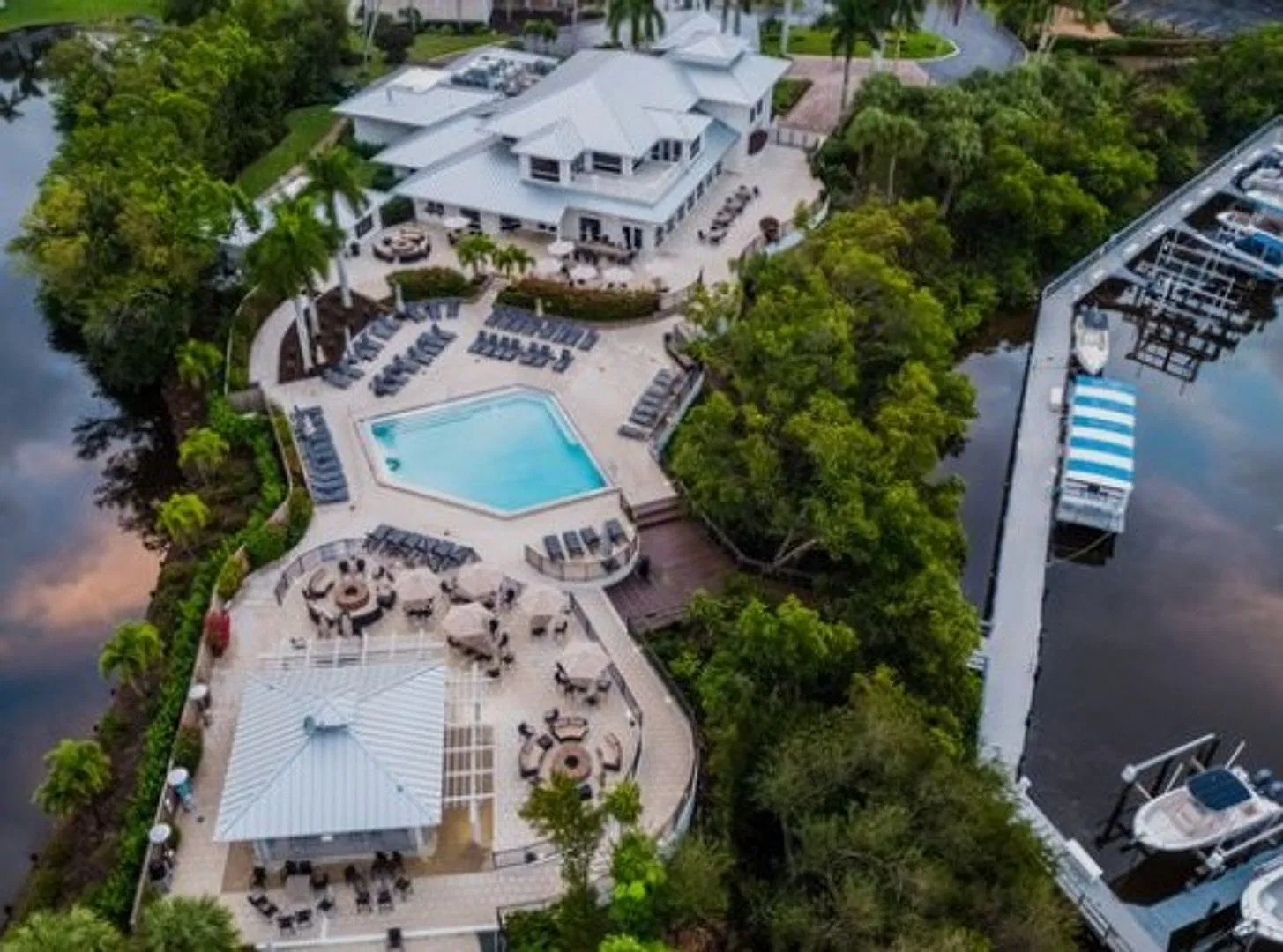 Beautifully Renovated Coach Home in Barbados at Tarpon Cove Lake & Preserve Views! Gated Communit... — Photo 3