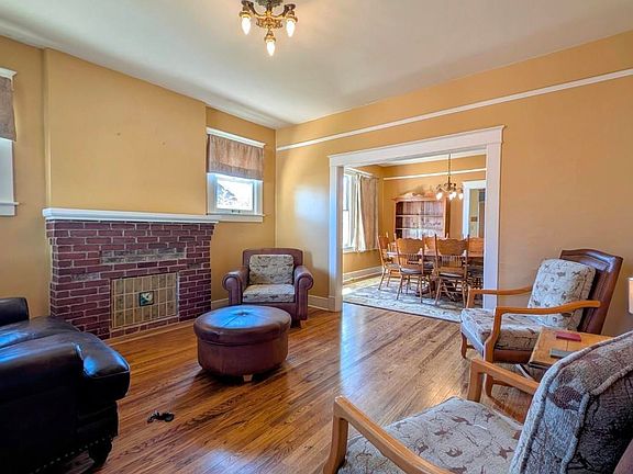 2nd image of 905 W 12th St