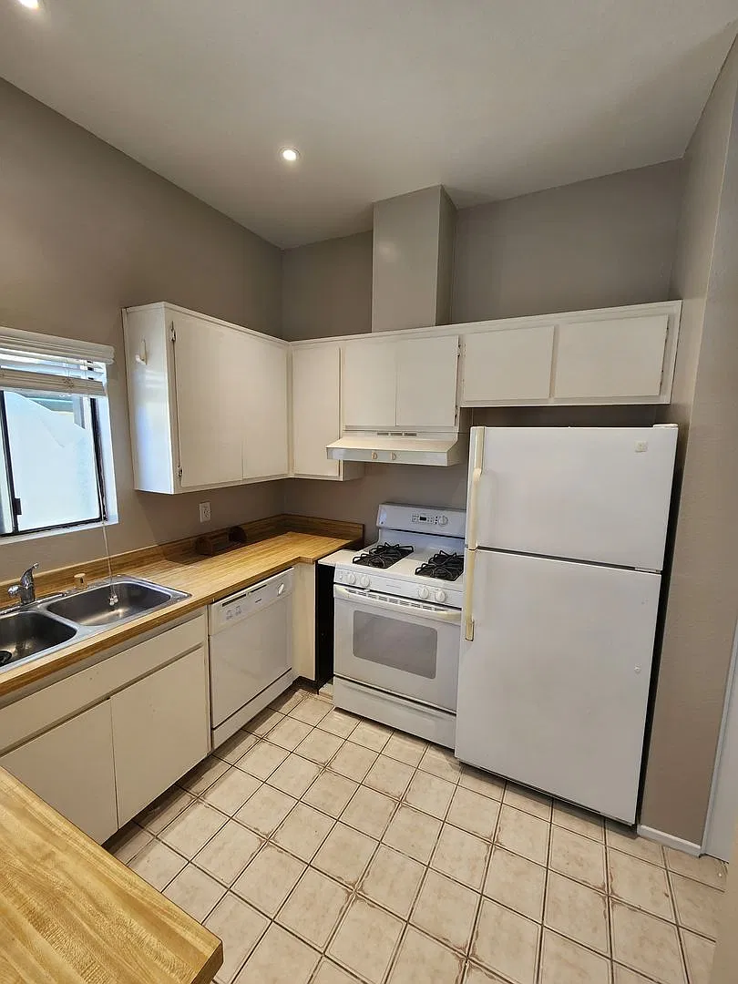 2 Bedroom Condo in UTC with Garage — Photo 4
