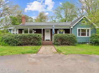 511 Casino Dr, Farmingdale, NJ 07727