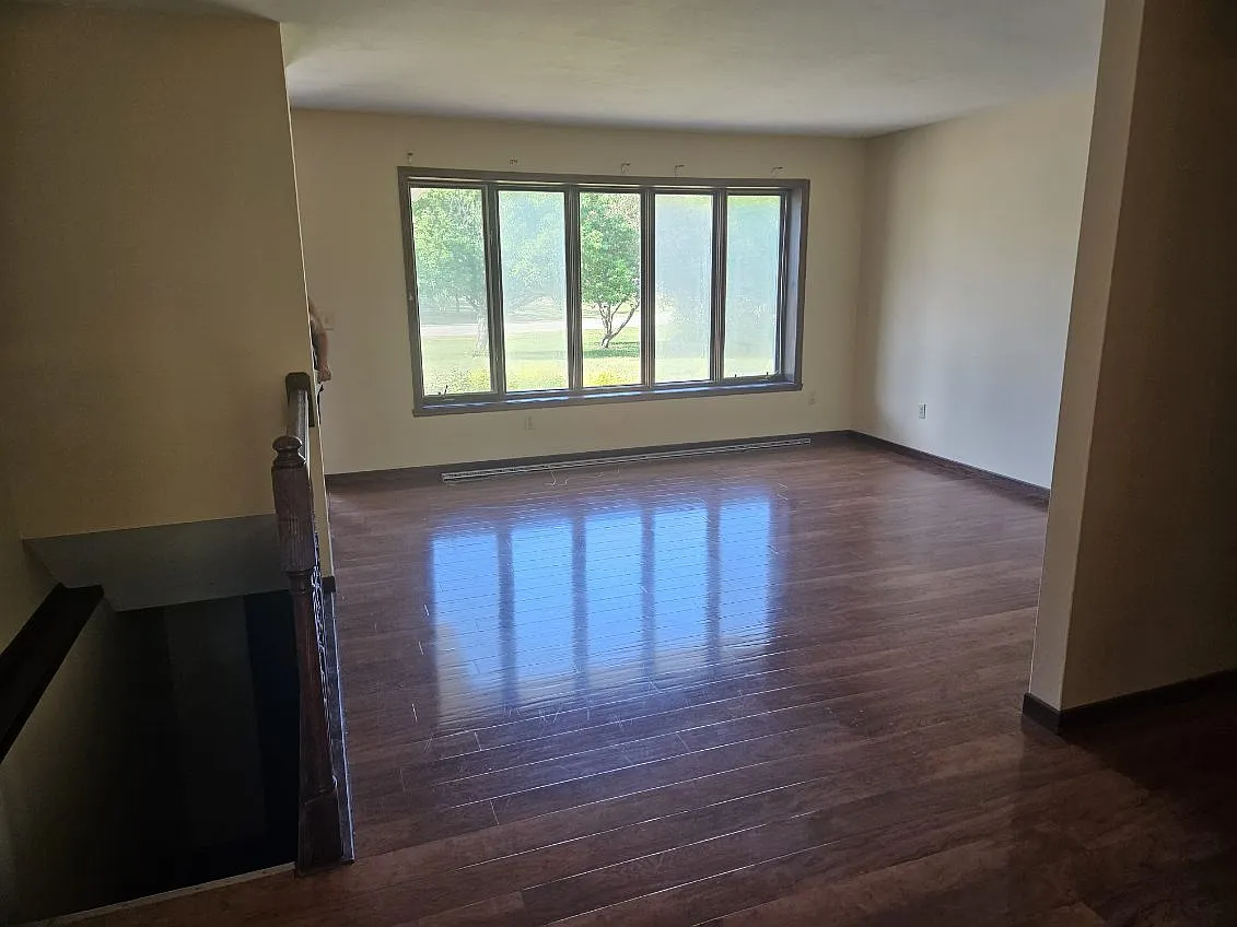 3 bed, 2400 sqft, $2,475 — Photo 4