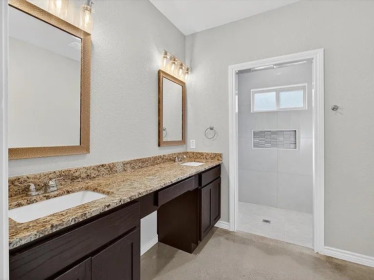 412 W Avenue C — Photo 24