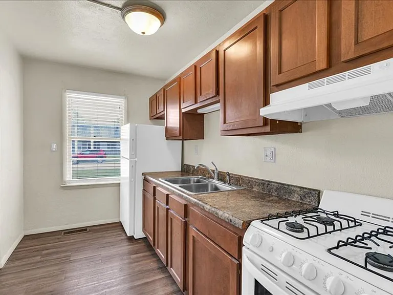 2213 Peirce Ave — Photo 11
