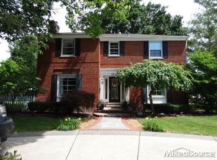 1040 S Oxford Rd, Grosse Pointe Woods, MI 48236