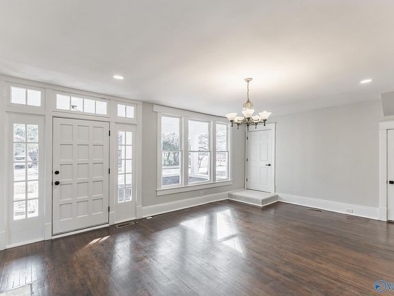 3rd image of 616 Moulton St E