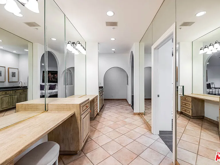 4063 Benedict Canyon Dr — Photo 49