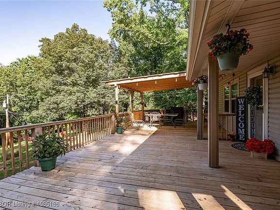 3rd image of 800 Barton Hill Ln