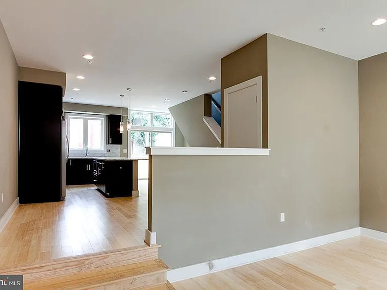 1223 E Oxford St — Photo 2