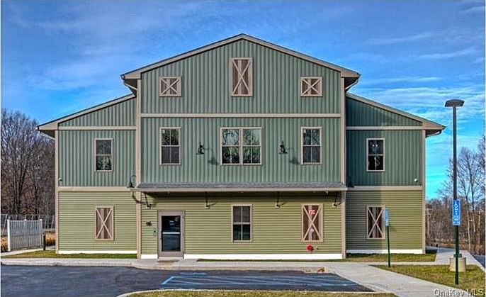 1st image of 128 Vineyard Ave