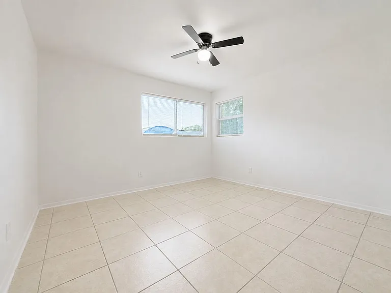 921 Marion St — Photo 15