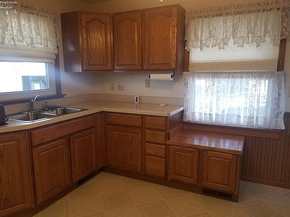 3rd image of 417 Rockwell St