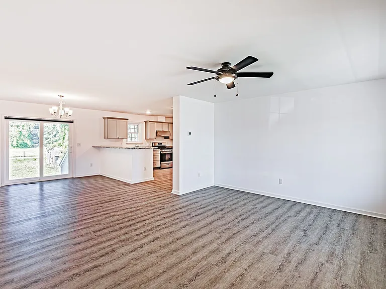 582 Railroad Ave — Photo 6