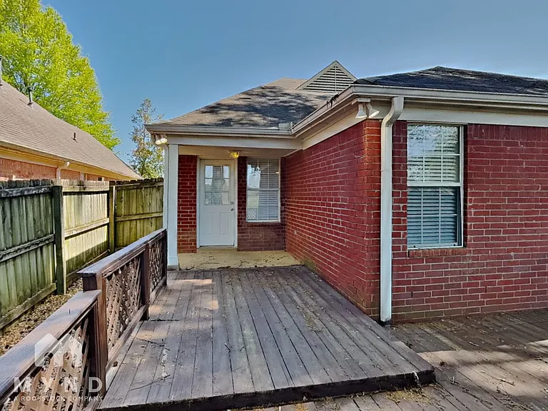 8313 Regal Bend Dr — Photo 25