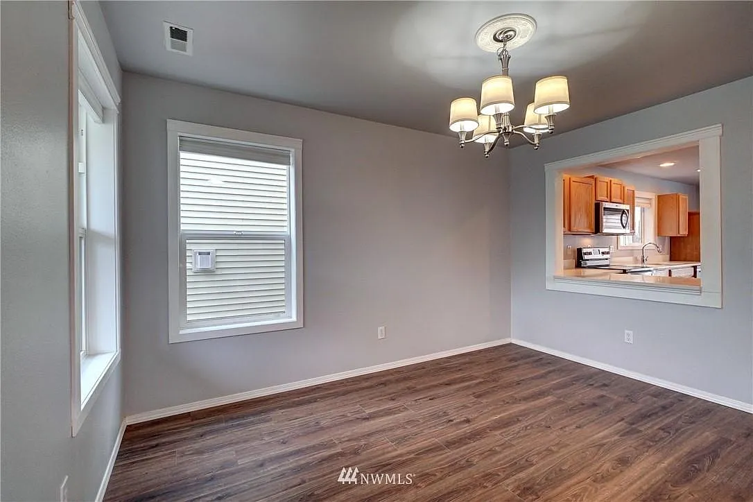 4 bed, 2332 sqft, $2,840 — Photo 3