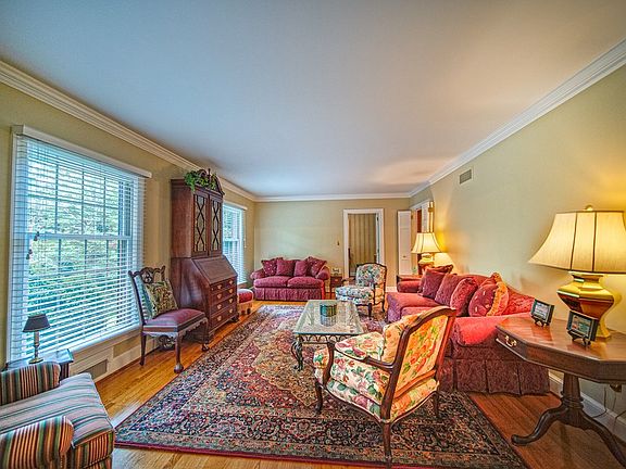 4th image of 1011 Country Club Dr