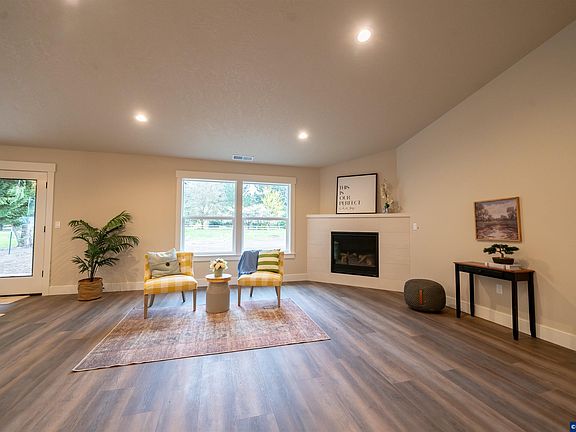 2nd image of 950 6th St