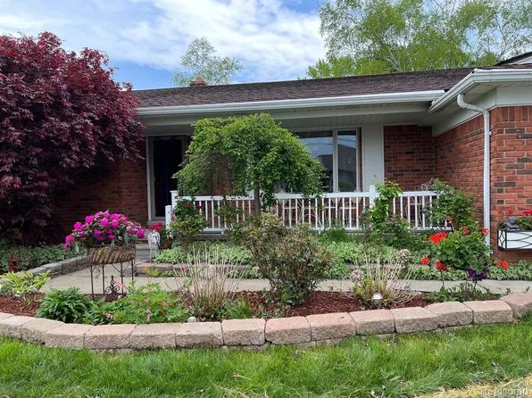 526 Deer Run, White Lake, MI 48386