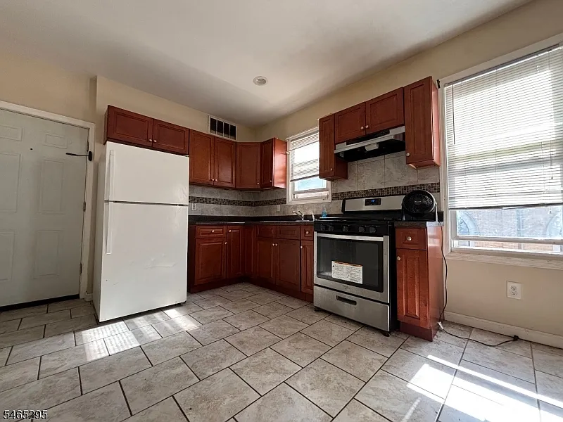 3 bed, 1.0 bath, $2,500 — Photo 2