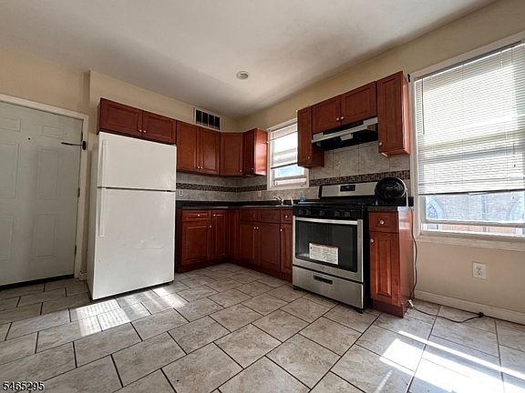 2nd image of 225 Ripley Pl Floor 3