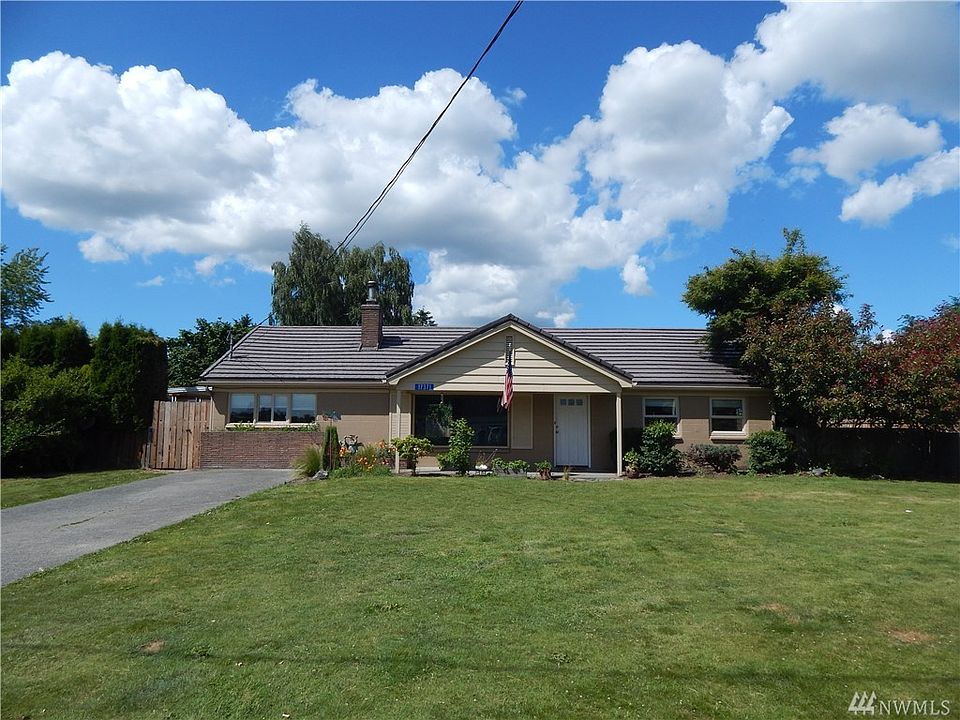 Lovely West Mount Vernon rambler set in farm country. Perfect location with that 'Country feel' yet close to town for convenient dining and shopping!