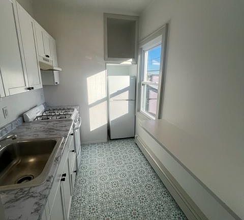 3rd image of 46 Bay St Floor 2