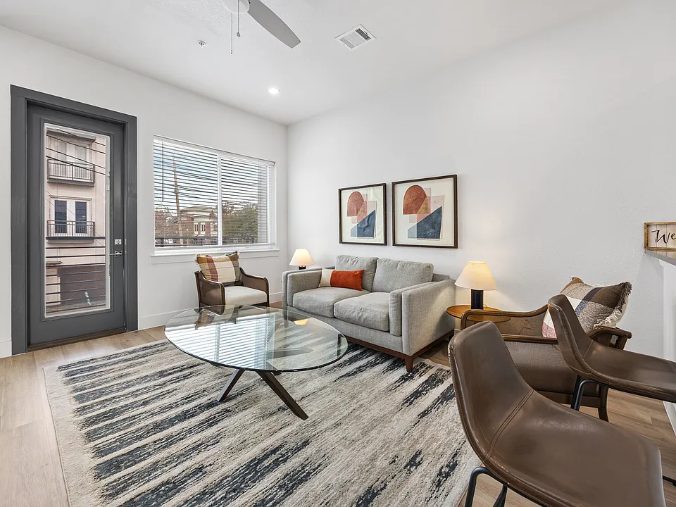 1004 Travis Ave #104